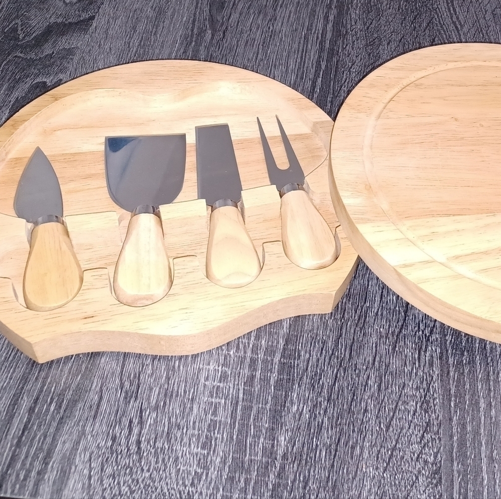 All in 1 - Cutting Board with attached Knives / Accessories